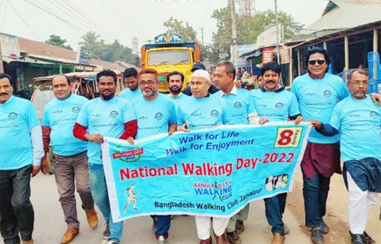 ‘সুস্থ রাখতে দেহ যন্ত্র হাঁটাই হোক মূলমন্ত্র’ এ শ্লোগানে জামালপুরের সরিষাবাড়ীতে ষষ্ঠ বারের মতো জাতীয় হাঁটা দিবস পালিত হয়েছে। আজ বিকেলে সরিষাবাড়ী প্রেস ক্লাবের সামনে ‘বাংলাদেশ ওয়াকিং ক্লাব’ জামালপুর জেলা শাখার উদ্যোগে দিবসটি পালন করা হয়। ছবি: মো. নাসিম উদ্দিন