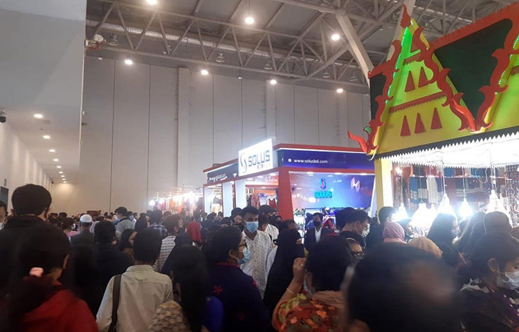 বাণিজ্যমেলায় একটি স্টলের সামনে আগত দর্শনার্থীদের ভিড়। ছবি: জাগো নিউজ