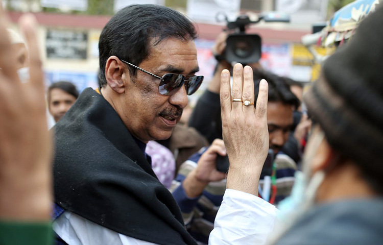 ‘নারায়ণগঞ্জ সিটি করপোরেশনের নির্বাচন নিয়ে যেই খেলা হয়েছে, সেই খেলা চলছে। এই খেলাতে আমরা জিতবো।’ আজ বিকেলে নগরের ১৩ নম্বর ওয়ার্ডের আদর্শ স্কুল কেন্দ্রে ভোট দিয়ে এসব কথা বলেন নারায়ণগঞ্জ-৪ আসনের সংসদ সদস্য শামীম ওসমান। ছবি: মাহবুব আলম