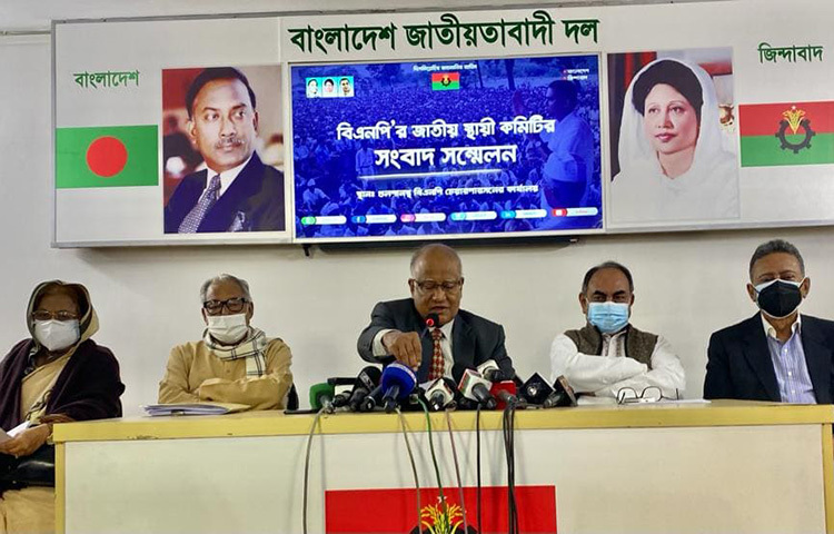 বিএনপি নয় ক্ষমতাসীন আওয়ামী লীগই অর্থপাচার করে বিদেশে লবিস্ট নিয়োগ করেছে বলে দাবি করেছে বাংলাদেশ জাতীয়তাবাদী দল (বিএনপি)। আজ বিকেলে গুলশানে বিএনপি চেয়ারপারসনের রাজনৈতিক কার্যালয়ে অনুষ্ঠিত সংবাদ সম্মেলনে দলটির স্থায়ী কমিটির সদস্য খন্দকার মোশাররফ হোসেন এ দাবি করেন। ছবি: বিপ্লব দিক্ষিৎ