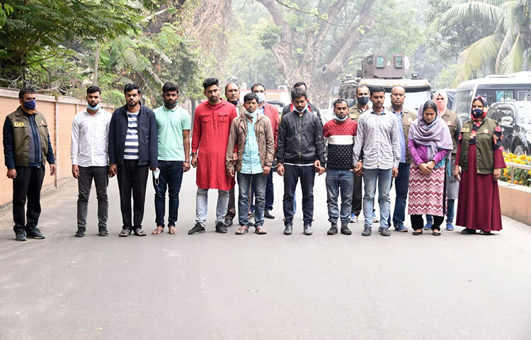 প্রশ্নফাঁসের ঘটনায় জড়িত চক্রের সাত সদস্য ও তিন পরীক্ষার্থীকে গ্রেফতারের পর এসব তথ্য জানিয়েছে পুলিশ। ডিএমপির গোয়েন্দা গুলশান বিভাগের একটি দল তাদের গ্রেফতার করে। ছবি: জাগো নিউজ