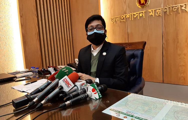 আগামী এক সপ্তাহ পর করোনাভাইরাসের (কোভিড ১৯) সংক্রমণ পরিস্থিতি দেখে চলমান বিধিনিষেধের বিষয়ে পরবর্তী নির্দেশনা দেওয়া হবে বলে জানিয়েছেন জনপ্রশাসন প্রতিমন্ত্রী ফরহাদ হোসেন। আজ সচিবালয়ে নিজ দপ্তরে সাংবাদিকদের সঙ্গে আলাপকালে এক প্রশ্নের জবাবে প্রতিমন্ত্রী এ কথা জানান। ছবি: জাগো নিউজ