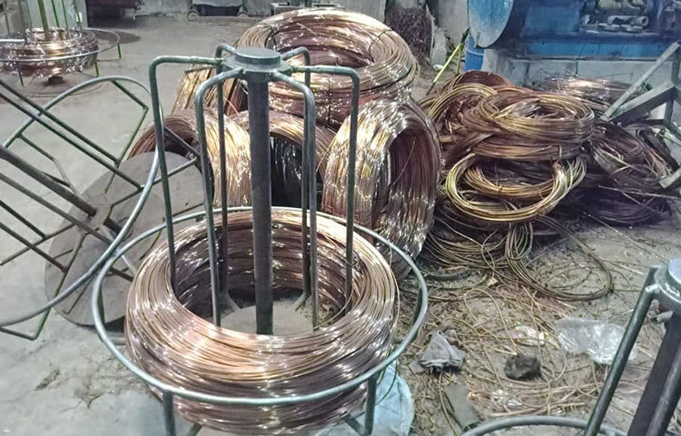 আজ ঢাকার দক্ষিণ কেরাণীগঞ্জ এলাকায় নকল বৈদ্যুতিক তার, প্রসাধনী এবং ভেজাল খাদ্যদ্রব্য উৎপাদন, মজুত ও বিক্রি করার অভিযোগে ছয়টি প্রতিষ্ঠাননকে সাড়ে ২১ লাখ টাকা জরিমানা করেন র‌্যাবের ভ্রাম্যমাণ আদালত। ছবি: জাগো নিউজ