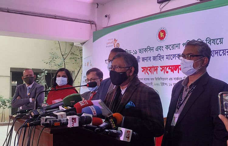 ১২ বছর ও তার বেশি বয়সী শিশুদেরও করোনাভাইরাসের টিকা দেওয়া হবে বলে জানিয়েছেন স্বাস্থ্যমন্ত্রী জাহিদ মালেক। আজ বাংলাদেশ কলেজ অব ফিজিশিয়ানস অ্যান্ড সার্জনস (বিসিপিএস) মিলনায়তনে করোনা টিকা এবং করোনা পরিস্থিতি বিষয়ে আয়োজিত সংবাদ সম্মেলনে তিনি এসব কথা বলন। ছবি: জাগো নিউজ