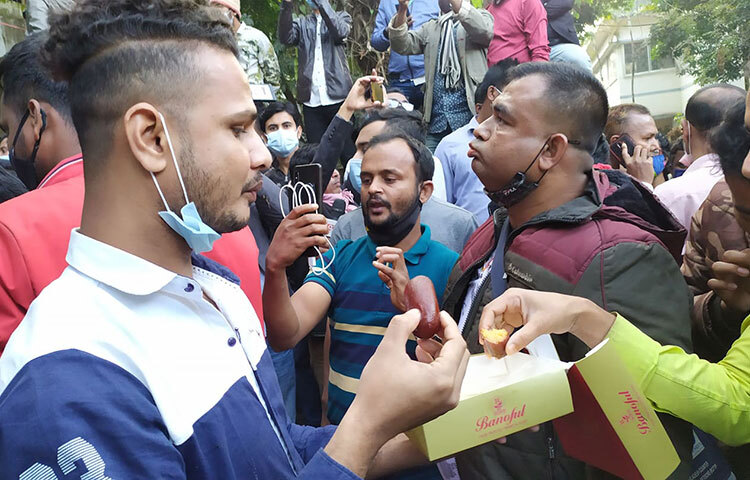 সাবেক ভারপ্রাপ্ত কর্মকর্তা (ওসি) প্রদীপ কুমার দাশ ও পরিদর্শক মো. লিয়াকত আলীকে মৃত্যুদণ্ড এবং ছয়জনের যাবজ্জীবন কারাদণ্ড দিয়েছেন আদালত। রায় ঘোষণার পর আদালত প্রাঙ্গণে মিষ্টি বিতরণ করা হয়েছে। আজ বিকেলে আদালতে রায় শোনার জন্য উপস্থিত হওয়া উৎসুক জনতা কক্সবাজার জেলা জজ আদালত প্রাঙ্গণে মিষ্টি বিতরণ করে। ছবি: জাগো নিউজ