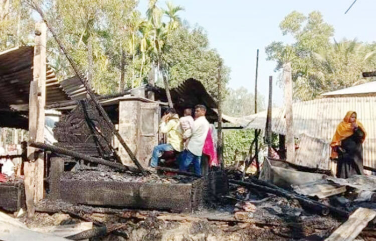 কক্সবাজারের চকরিয়ায় ঘরে আগুন লেগে দিলসাবা বেগম (৫৫) নামে এক নারীর মৃত্যু হয়েছে। আজ রাত সাড়ে ৩টার দিকে চকরিয়া উপজেলার পূর্ব ভেওলা ইউনিয়নের ৯ নং ওয়ার্ডের নয়াপাড়ার মৃত নুরুল হুদার বসতঘরে এ অগ্নিকাÐ ঘটে। ছবি: সায়ীদ আলমগীর