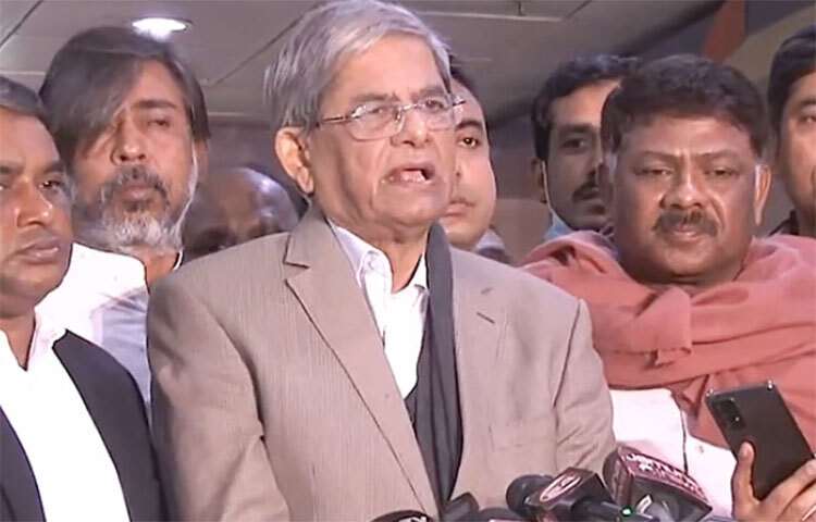 প্রধান নির্বাচন কমিশনার ও কমিশনার নিয়োগে গঠিত সার্চ কমিটির কাছে কারও নাম বিএনপির পক্ষ থেকে প্রস্তাব করা হবে না বলে জানিয়েছেন দলটির মহাসচিব মির্জা ফখরুল ইসলাম আলমগীর। আজ রাজধানীর পান্থপথের বিআরবি হাসপাতালে চিকিৎসাধীন নাটোরের গুরুদাসপুর উপজেলা সভাপতি আব্দুল আজিজকে দেখতে এসে সাংবাদিকদের এক প্রশ্নের জবাবে তিনি একথা বলেন। ছবি: জাগো নিউজ