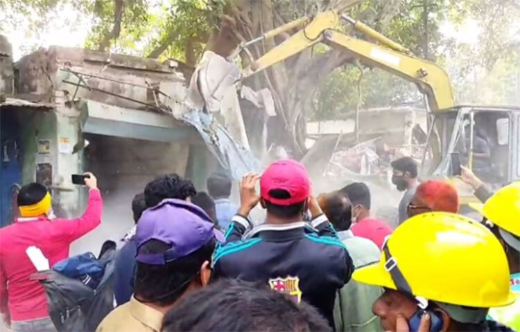 চুয়াডাঙ্গায় রেলের জমিতে গড়ে তোলা অবৈধ স্থাপনা উচ্ছেদ অভিযান শুরু হয়েছে। আজ সকাল ১০টা থেকে দুপুর পর্যন্ত উচ্ছেদ অভিযান পরিচালনা করে পশ্চিমাঞ্চল রেল কর্তৃপক্ষ। ছবি: সালাউদ্দীন কাজল