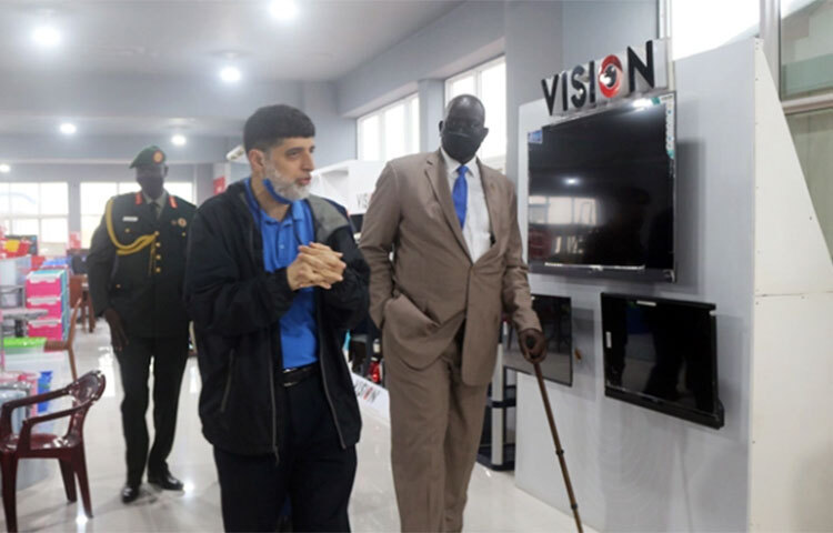 দক্ষিণ সুদানের পররাষ্ট্র ও আন্তর্জাতিক সহযোগিতাবিষয়ক উপমন্ত্রী দেং দাউ দেং মালেকের নেতৃত্বে সাত সদস্যের একটি প্রতিনিধি দল নরসিংদীতে অবস্থিত প্রাণ-আরএফএল গ্রুপের শিল্পপার্ক পরিদর্শন করেছে। আজ তারা প্রাণ-আরএফএল শিল্পপার্কের বিভিন্ন অংশ ঘুরে দেখেন। এসময় প্রাণ-আরএফএল গ্রুপের চেয়ারম্যান ও প্রধান নির্বাহী আহসান খান চৌধুরী, প্রাণ গ্রুপের ব্যবস্থাপনা পরিচালক ইলিয়াছ মৃধা প্রমুখ কারখানার বিভিন্ন বিষয় তুলে ধরেন। ছবি: জাগো নিউজ