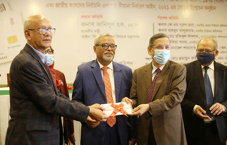 দেশের সব বীর মুক্তিযোদ্ধাই ‘বীর মুক্তিযোদ্ধা’ খচিত স্মার্ট জাতীয় পরিচয়পত্র পাবেন বলে জানিয়েছেন প্রধান নির্বাচন কমিশনার (সিইসি) কেএম নূরুল হুদা। আজ ‘বীর মুক্তিযোদ্ধা’ খচিত স্মার্ট জাতীয় পরিচয়পত্র প্রদান এবং জাতীয় সংসদের নির্বাচনি এলাকার সীমানা নির্ধারন আইন উন্মোচন উপলক্ষে আয়োজিত অনুষ্ঠান শেষে সাংবাদিকদের প্রশ্নের জবাবে তিনি এ তথ্য জানান। ছবি: জাগো নিউজ