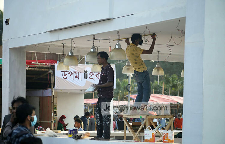 একটি স্টলের নির্মাণের কাজ চলছে। ছবি: মাহবুব আলম