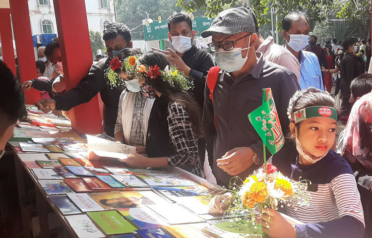 বইমেলায় বিভিন্ন স্টলে দেখা গেছে পাঠক-দর্শনার্থীদের উপচেপড়া ভিড়। ছবি: মাহবুব আলম