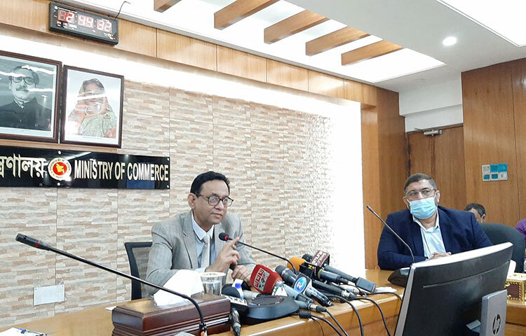 ই-কমার্স প্রতিষ্ঠান দালাল প্লাসের এসএসএল গেটওয়ে পেমেন্টে আটকে থাকা এক কোটি টাকা থেকে ১০ জন গ্রাহককে ১৭ লাখ ৭৪ হাজার টাকা হস্তান্তর করা হয়েছে। আজ সচিবালয়ে বাণিজ্য মন্ত্রণালয়ের সম্মেলন কক্ষে গ্রাহকদের টাকা ফেরত দেওয়া হয়। ছবি: জাগো নিউজ