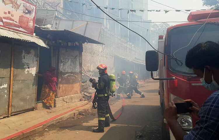 রাজধানীর নয়াপল্টনে বিএনপির কেন্দ্রীয় কার্যালয় ও হোটেল ভিক্টোরির পাশের গলিতে অগ্নিকাণ্ডের ঘটনা ঘটে। আজ দুপুর আড়াইটার দিকে এ ঘটনা ঘটে। তবে এতে তেমন কোনো ক্ষয়ক্ষতি হয়নি। ছবি: বিপ্লব দিক্ষিৎ