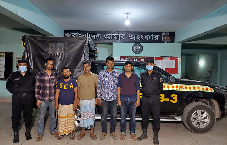 রাজধানীর বিভিন্ন বাসস্ট্যান্ড এলাকায় ওত পেতে থাকতেন মোবাইল ছিনতাই চক্রের এই সদস্যরা। সময়-সুযোগ বুঝে যাত্রী-পথচারীদের ফোন ছিনিয়ে দৌড় দিতেন। সুনির্দিষ্ট অভিযোগের ভিত্তিতে ছিনতাই চক্রটির সদস্যদের গ্রেফতার করেছে র‌্যাব-৩। ছবি: বিপ্লব দিক্ষিৎ