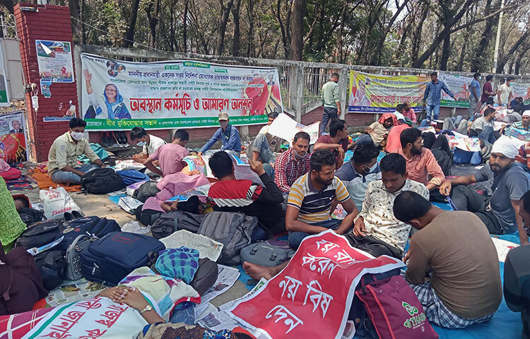 রেলওয়ে গেট কিপারদের চাকরি রাজস্বভুক্ত করার জন্য রাজধানীর কমলাপুরে প্রকল্পের কর্মচারীরা অবস্থান কর্মসূচি ও অনশন করছেন। ছবি: বিপ্লব দিক্ষিৎ