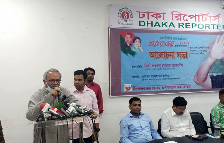 তথ্য ও সম্প্রচার মন্ত্রী ড. হাছান মাহমুদ মানুষের দারিদ্র্য নিয়ে আর সিইসি কাজী হাবিবুল আউয়াল জনগণের ভোট নিয়ে উপহাস করছেন বলে মন্তব্য করেছেন বিএনপির সিনিয়র যুগ্ম-মহাসচিব অ্যাডভোকেট রুহুল কবির রিজভী। আজ ঢাকা রিপোর্টার্স ইউনিটি মিলনায়তনে এক আলোচনা সভায় এ মন্তব্য করেন তিনি। ছবি: বিপ্লব দিক্ষিৎ