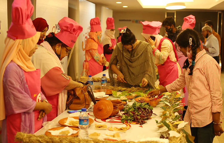 উৎসবে প্রধান অতিথি হিসেবে আছেন প্রাণ-আরএফএল পাবলিক স্কুলের উপদেষ্টা সুপ্রিতা পাল। বিচারক প্যানেলে আছেন রন্ধন বিশেষজ্ঞ, রাহিমা সুলতানা রিতা, কল্পনা রহমান, তাসনিয়া রহমান সৃষ্টি ও জেবুন্নেসা বেগম। ডায়েটিশিয়ান হিসেবে আছেন ইসরাত জাহান। ছবি: মাহবুব আলম