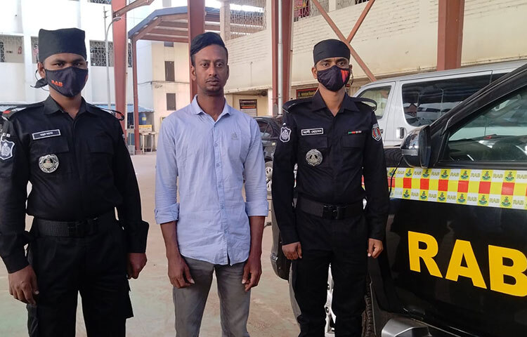 রাজধানীর কদমতলীতে হুমায়ুন কবির ওরফে টিটু হত্যা মামলায় যাবজ্জীবন সশ্রম কারাদÐপ্রাপ্ত আসামি মোহাম্মদ মামুন শেখকে (২৮) গ্রেফতার করেছে র‌্যাব। তিনি ওই হত্যা মামলার ‘আয়নাবাজ’ কুখ্যাত প্রধান আসামি সোহাগ ওরফে বড় সোহাগের অন্যতম সহযোগীও। ছবি: বিপ্লব দিক্ষিৎ