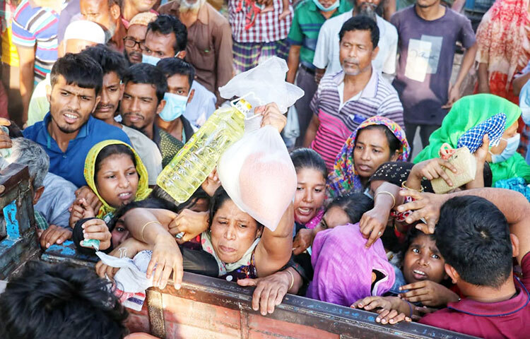 আজ সকালে রাজধানীর কমলাপুরের শাহজাহানপুর কলোনি টিসিবির ট্রাক ঘিরে দেখা গেছে নিত্যপণ্যের দামের প্রেষণে পিষ্ট শত শত মানুষ। লম্বা লাইনে দাঁড়িয়ে তারা। পুরুষের তুলনায় নারীদের লাইন দীর্ঘ। ছবি: বিপ্লব দিক্ষিৎ