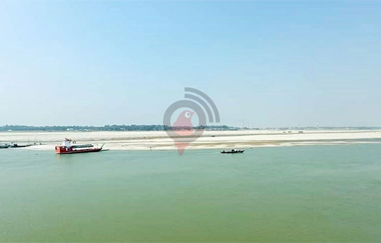 পদ্মার চর দেখতে মনে হচ্ছে ধু ধু মরুভুমি। এর কোনো কোনো অংশে চাষাবদও শুরু হয়েছে। ছবি: এন কে বি নয়ন