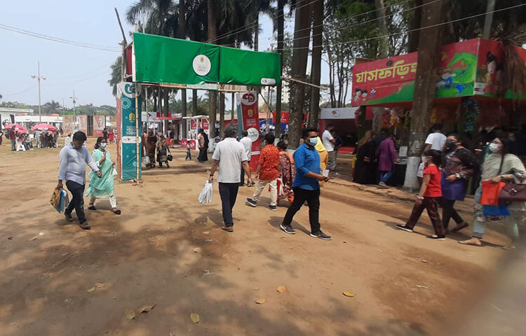 মেলার মাঠে প্রিয় বইয়ের খোঁজে বিভিন্ন স্টলে ছুটছেন পাঠকরা। ছবি: মাহবুব আলম