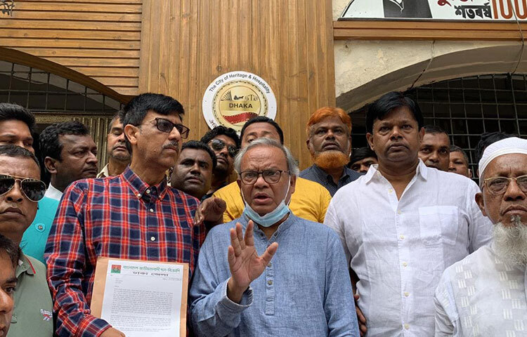 বিএনপির সিনিয়র যুগ্ম-মহাসচিব রুহুল কবির রিজভী বলেছেন, সরকারি অব্যবস্থাপনার কারণে দেশে দুর্ভিক্ষের অবস্থা বিরাজ করছে। দ্রব্যমূল্য ঊর্ধ্বগতির প্রতিবাদে কেন্দ্রীয় কর্মসূচির অংশ হিসেবে আজ সকালে ঢাকা জেলা প্রশাসকের কাছে স্মারকলিপি দিয়েছে বিএনপি। ছবি: বিপ্লব দিক্ষিৎ