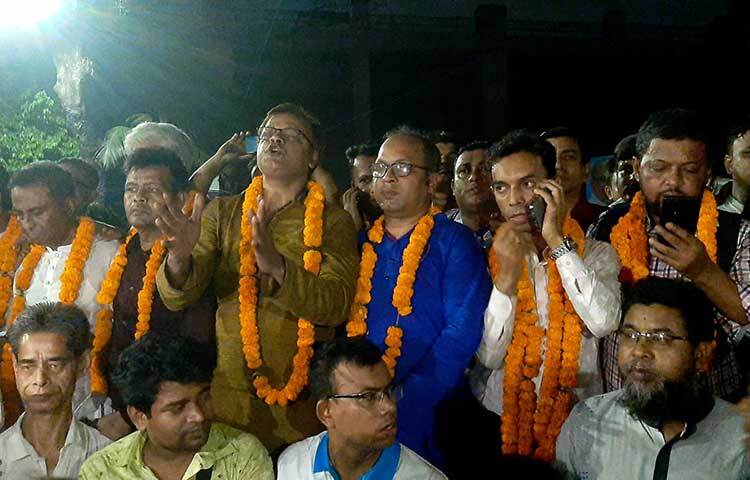 ঢাকা সাংবাদিক ইউনিয়নের (ডিইউজে) দ্বিবার্ষিক নির্বাচনে আগামী দুই বছরের জন্য সভাপতি পদে সোহেল হায়দার চৌধুরী ও সাধারণ সম্পাদক পদে আকতার হোসেন বিজয়ী হয়েছেন। ছবি: সংগৃহীত