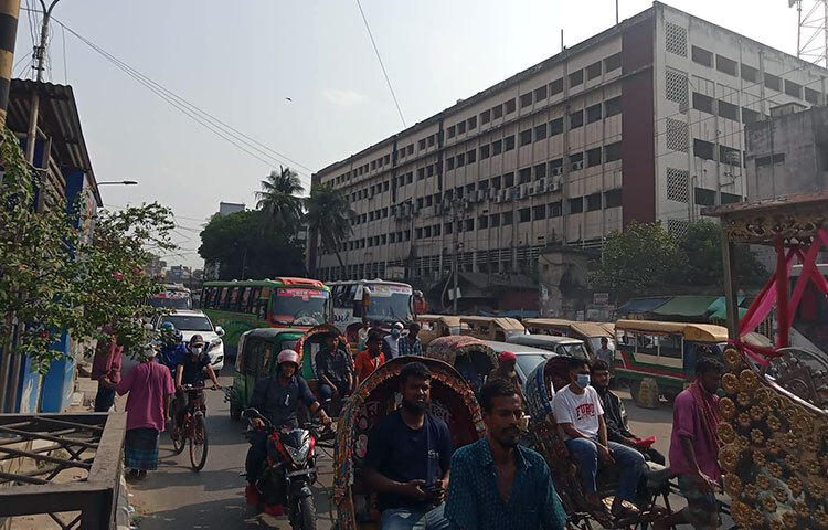 এভাবেই রাজধানীর কর্মজীবী মানুষকে ঘণ্টার পর ঘণ্টা যানজটে পড়ে থাকতে হয়। ছবি: জাগো নিউজ