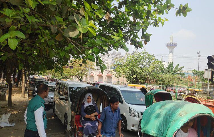 আজ সাপ্তাহিক কর্মদিবসের শেষ দিনেও এর ব্যতিক্রম হয়নি। সকাল থেকেই বাস, মাইক্রোবাস, জিপ, পিকআপ, মোটরসাইকেল, সিএনজিচালিত অটোরিকশা, হিউম্যান হলার, ব্যাটারি ও পায়ে চালিত রিকশাসহ অসংখ্য যানবাহনে রাজধানীর বিভিন্ন সড়কে যানজট তৈরি হয়। বিশেষ করে ছুটির সময়ে স্কুলের সামনে বেশি যানজট লক্ষ্য করা যায়। ছবি: বিপ্লব দিক্ষিৎ