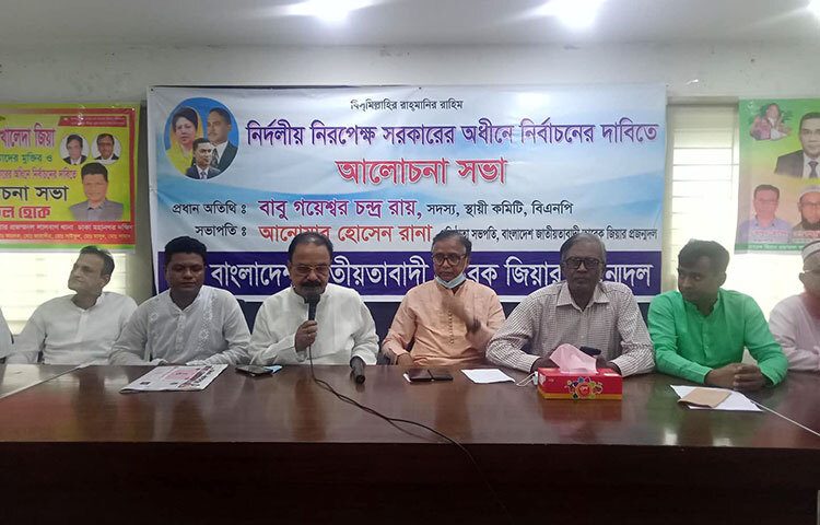 বর্তমান সরকারের প্রধানমন্ত্রী শেখ হাসিনাকে মেনে নেওয়া বা তাকে ক্ষমতা থেকে বিদায় দেওয়ার ‘মাঝামাঝি কোনো অবস্থা নেই’ বলে মন্তব্য করেছেন বিএনপির স্থায়ী কমিটির সদস্য গয়েশ্বর চন্দ্র রায়। আজ জাতীয় প্রেস ক্লাবে এক আলোচনা সভায় তিনি এসব কথা বলেন। ছবি: বিপ্লব দিক্ষিৎ