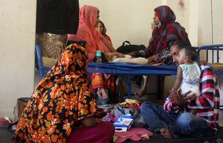 প্রচণ্ড গরমে সারাদেশের মতো পিরোজপুরেও ডায়রিয়ার প্রকোপ বেড়েছে। সদর হাসপাতালের ডায়রিয়া ওয়ার্ডে ধারণ ক্ষমতার দ্বিগুণ রোগী ভর্তি রয়েছেন। আজ দুপুর ২টা পর্যন্ত পিরোজপুর জেলা হাসপাতালে গিয়ে জানা যায়, ডায়রিয়া ওয়ার্ডে ২৪ বেডের বিপরীতে ভর্তি রয়েছেন ৪৭ জন রোগী। ছবি: জাগো নিউজ