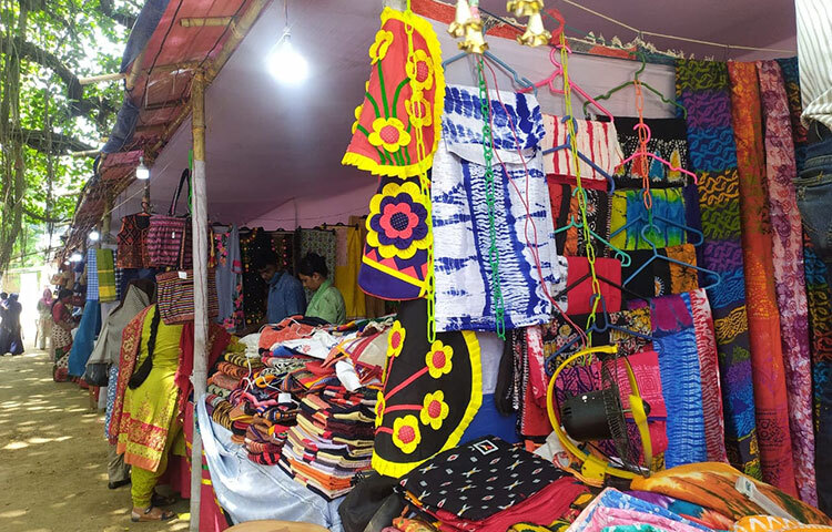 বাংলা নববর্ষ উপলক্ষে বাংলাদেশ ক্ষুদ্র ও কুটির শিল্প করপোরেশন (বিসিক) ও বাংলা একাডেমির উদ্যোগে ১০ দিনব্যাপী এ মেলার আয়োজন করা হয়েছে। গতকাল এ মেলা শুরু হয়েছে। ছবি: মাহবুব আলম