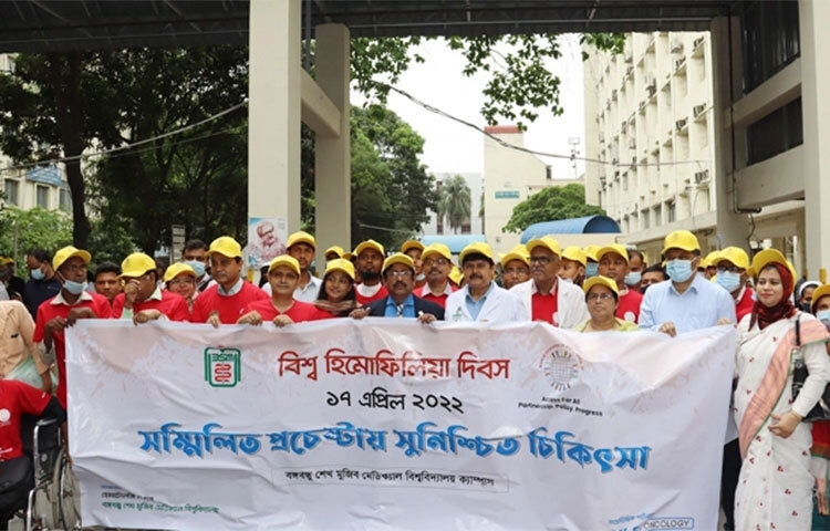 আজ বিশ্ব হিমোফিলিয়া দিবস। দিবসটি উপলক্ষে রাজধানীর বঙ্গবন্ধু শেখ মুজিব মেডিকেল বিশ্ববিদ্যালয়ের ডাক্তার, কর্মকর্তা ও কর্মচারীরা র‌্যালি বের করেন। ছবি: মাহবুব আলম