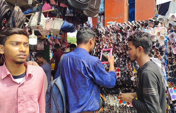 আজ সকালে সরেজমিনে নিউমার্কেট এলাকায় দেখা গেছে, ভোরে সিদ্ধান্ত আসার পরই সকালে অনেক ব্যবসায়ী দোকান খুলেছেন। ছবি: বিপ্লব দিক্ষিৎ