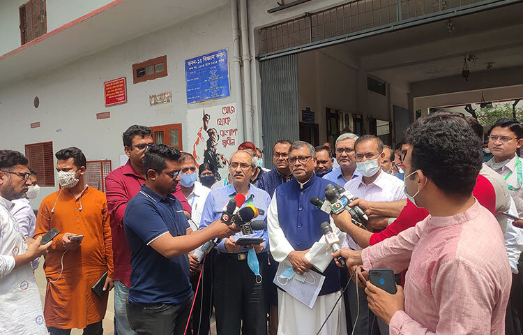 স্বাস্থ্য ও পরিবারকল্যাণ মন্ত্রী জাহিদ মালেক বলেছেন, প্রতিবছর করোনা প্রতিরোধী টিকা নিতে হবে কি না তা এখনো নিশ্চিত নয়, বিষয়টি এখনো জানায়নি বিশ্ব স্বাস্থ্য সংস্থা। আজ রাজধানীর তিতুমীর কলেজে ব্যাচেলর অব ডেন্টাল সার্জারি (বিডিএস) ভর্তি পরীক্ষা পরিদর্শন শেষে সাংবাদিকদের সঙ্গে আলাপকালে এ কথা বলেন তিনি। ছবি: জাগো নিউজ