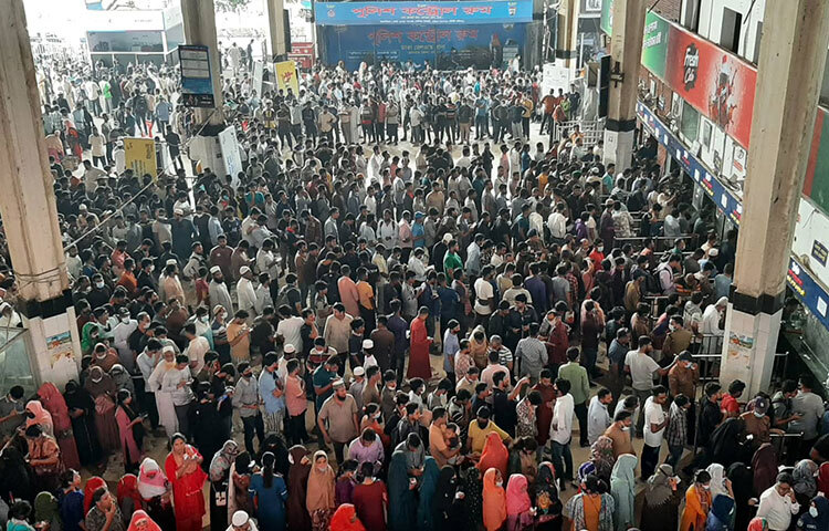 ট্রেনের অগ্রিম টিকিট বিক্রি শুরু হওয়ায় কমলাপুর রেলওয়ে স্টেশনে উপচেপড়া ভিড় লক্ষ্য করা গেছে। ছবি: মাহবুব আলম