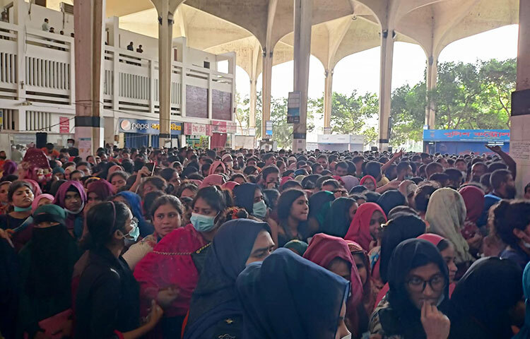 ট্রেনের অগ্রিম টিকিটের জন্য প্রথম দিনের মতো দ্বিতীয় দিনেও ভিড় দেখা গেছে আজ ভোর থেকেই কমলাপুর রেলস্টেশনে কাউন্টারের সামনে লাইনে দাঁড়িয়েছেন টিকিটপ্রত্যাশীরা। আবার অনেকে রাত থেকেই দাঁড়িয়েছেন। ছবি: বিপ্লব দিক্ষিৎ