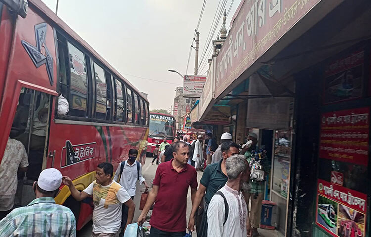 আজ বিকেলে রাজধানীর সায়েদাবাদ বাস টার্মিনালে গিয়ে ঘরমুখো যাত্রীদের ভিড় দেখা গেছে। ছবি: বিপ্লব দিক্ষিৎ