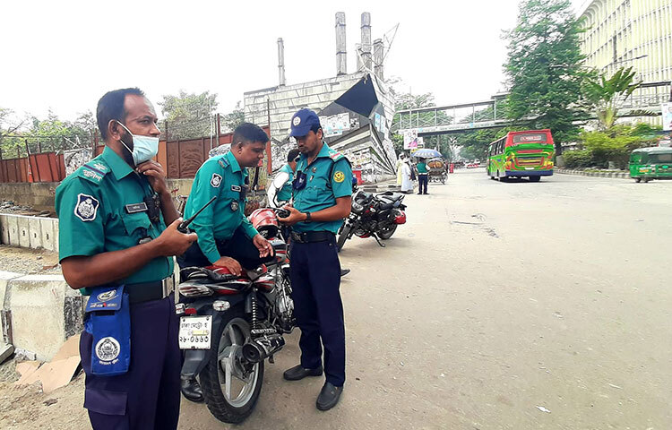 সবাই ঈদের ছুটিতে বাড়িতে গেলেও রাজধানীবাসীর সেবায় নিয়োজিত রয়েছেন এই পুলিশ সদস্যরা। ছবি: বিপ্লব দিক্ষিৎ