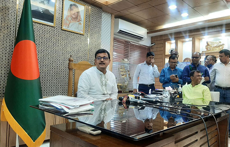 ঈদের ছুটি শেষে ঢাকামুখি মানুষের ফেরাও স্বাচ্ছন্দ্যে হবে বলে আশা প্রকাশ করেছেন নৌ পরিবহন প্রতিমন্ত্রী খালিদ মাহমুদ চৌধুরী। আজ সচিবালয়ে নিজ দপ্তরে সাংবাদিকদের ব্রিফিংকালে তিনি এ কথা বলেন। এর আগে প্রতিমন্ত্রী মন্ত্রণালয়ে সচিবসহ কর্মকর্তাদের সঙ্গে ঈদের শুভেচ্ছা বিনিময় করেন। ছবি: জাগো নিউজ