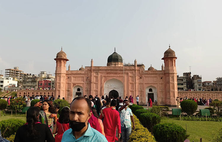আজ রাজধানীর পুরান ঢাকার লালবাগ কেল্লায় দর্শনার্থীদের উপচেপড়া ভিড় দেখা গেছে। তরুণ-তরুণী থেকে শুরু করে শিশু-বৃদ্ধসহ সব বয়সীরা এখানে এসেছেন ঈদের আনন্দ উপভোগ করতে। ছবি: জাগো নিউজ