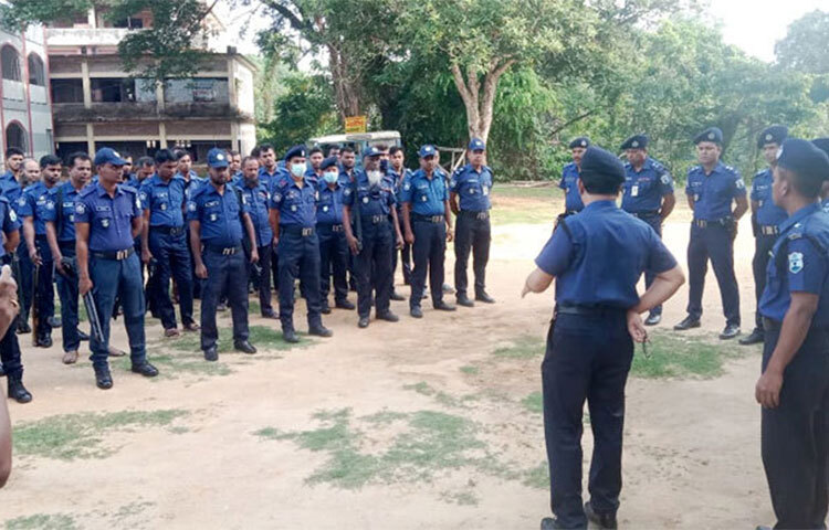 রাঙ্গামাটির কাপ্তাই হ্রদে তিন মাস সব ধরনের মাছ শিকার, পরিবহন ও বাজারজাতকরণ নিষিদ্ধ করা হয়েছে। গত ১ মে থেকে এই নিষেধাজ্ঞা চলছে। এ সময়ে অবৈধভাবে মাছ শিকার বন্ধে কাপ্তাই হ্রদের জেলেদের ওপর নজরদারি বাড়াতে অতিরিক্ত পুলিশ মোতায়েন করা হয়েছে। ছবি: শংকর হোড়