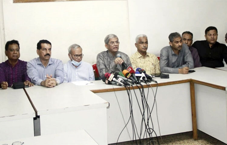 দলের প্রতিষ্ঠাতা জিয়াউর রহমানের ৪১তম মৃত্যুবার্ষিকী উপলক্ষে একগুচ্ছ কর্মসূচি ঘোষণা করেছে বিএনপি। আজ রাজধানীর নয়াপল্টনে দলের কেন্দ্রীয় কার্যালয়ে বিএনপির মহাসচিব মির্জা ফখরুল ইসলাম আলমগীর এ কর্মসূচি ঘোষণা করেন। ছবি: বিপ্লব দিক্ষিৎ