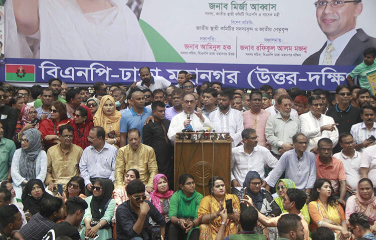 বর্তমান আওয়ামী লীগ সরকারের অবস্থা আফগানিস্তানে ক্ষমতার কেন্দ্রে থাকা তালেবানদের মতো হতে পারে বলে মন্তব্য করেছেন বিএনপির স্থায়ী কমিটির সদস্য মির্জা আব্বাস। আজ দুপুরে জাতীয় প্রেস ক্লাবের সামনে এক বিক্ষোভ সমাবেশে প্রধান অতিথির বক্তব্যে তিনি এ মন্তব্য করেন। ছবি: বিপ্লব দিক্ষিৎ