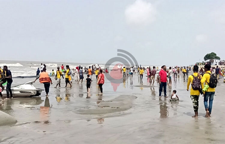 সাগরকন্যা খ্যাত পটুয়াখালীর কুয়াকাটা সমুদ্র সৈকতে ছুটির দিনগুলোতে উপচেপড়া ভিড় থকালেও সেই কাঙ্ক্ষিত পর্যটকদের দেখা মিলছে না। আজ সৈকতের বিভিন্ন পয়েন্ট ঘুরে পর্যটকের তেমন দেখা মেলেনি। ছবি: আসাদুজ্জামান মিরাজ