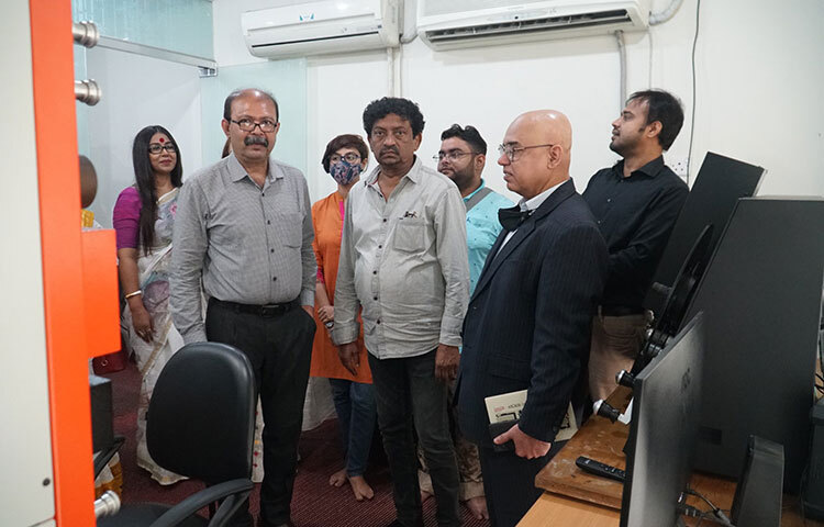 জাতির পিতা বঙ্গবন্ধু শেখ মুজিবুর রহমানের জীবন ও কর্মের ওপর ডকুমেন্টরি নির্মাণের জন্য প্রয়োজনীয় ভিডিও ফুটেজ ও দলিলাদি সংগ্রহের লক্ষ্যে ভারতীয় প্রখ্যাত চলচ্চিত্রকার গৌতম ঘোষ আজ বাংলাদেশ ফিল্ম আর্কাইভ পরিদর্শন করেন। ছবি: বিএফএ