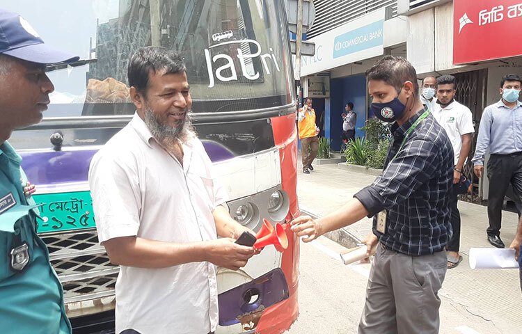 অতিরিক্ত শব্দের হর্ন নিয়ন্ত্রণ করতে গুলশান-১ চত্বরে অভিযান চালাচ্ছে বিআরটিএ ও পরিবেশ অধিদপ্তর। গাড়িতে অতিরিক্ত শব্দের হর্ন থাকলে জরিমানা করা হচ্ছে। আজ বেলা ১১টায় রাজধানীর গুলশান-১ চত্বরে এ অভিযান শুরু হয়। ছবি: জাগো নিউজ