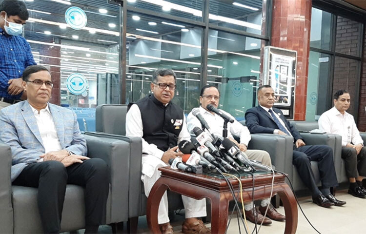 মাঙ্কিপক্স বিষয়ে সব বিমানবন্দর সতর্ক রয়েছে বলে জানিয়েছেন বেসামরিক বিমান পরিবহন ও পর্যটন প্রতিমন্ত্রী মাহবুব আলী। আজ দুপুর ১২টায় হযরত শাহজালাল আন্তর্জাতিক বিমানবন্দর পরিদর্শন শেষে সাংবাদিকদের এক প্রশ্নের জবাবে তিনি এ কথা জানান। ছবি: বিপ্লব দিক্ষিৎ
