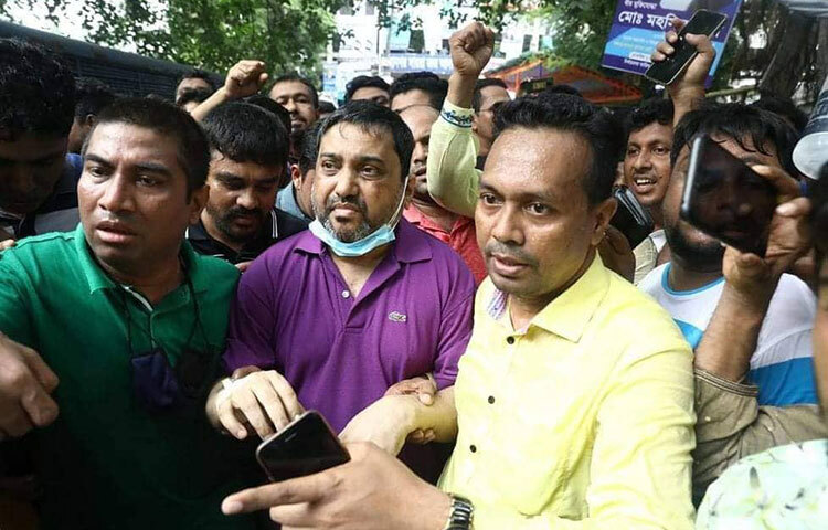 দুপুর সাড়ে ১২টায় ঢাকার বিশেষ জজ আদালত-৬ এর বিচারক আল আসাদ মো. আসিফুজ্জামানের আদালতে আইনজীবীর মাধ্যমে আত্মসমর্পণ করবেন সম্রাট। ছবি: বিপ্লব দিক্ষিৎ